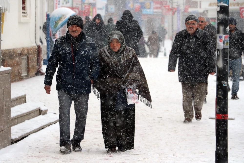 Yozgat’ta kar yağışı etkili oldu 