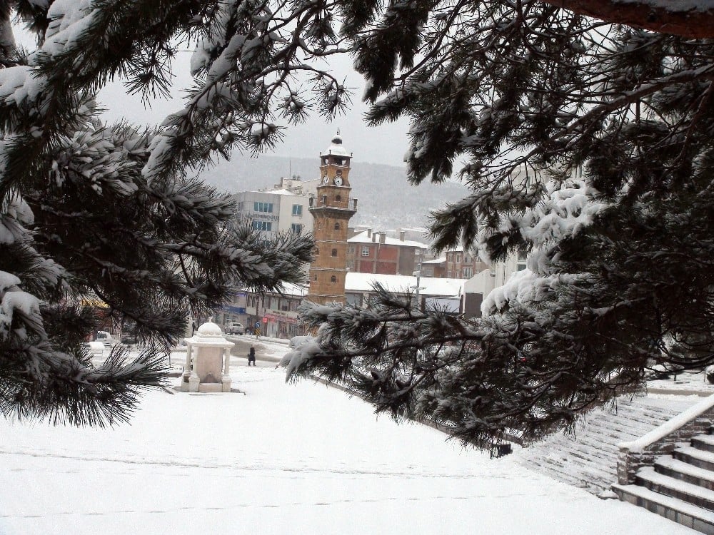 Yozgat’ta kar yağışı nedeniyle 198 köy yolu ulaşıma kapandı 