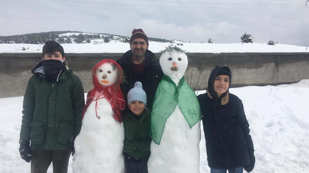 Yozgat’ta kardan gelin ve damat yapıp takı taktılar 