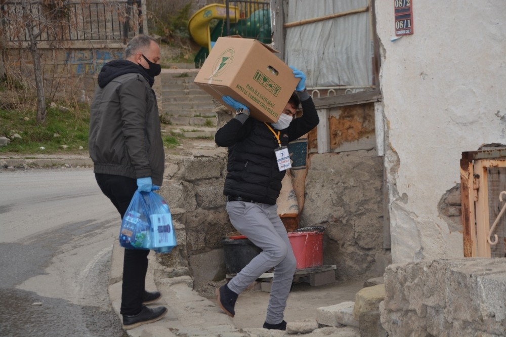 Yozgat’ta kepenk kapatan esnafa gıda yardımı 