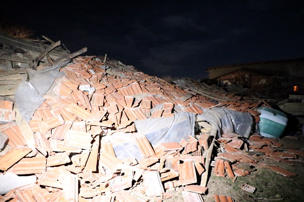 Yozgat’ta mandıra çöktü: 6 hayvan telef oldu 