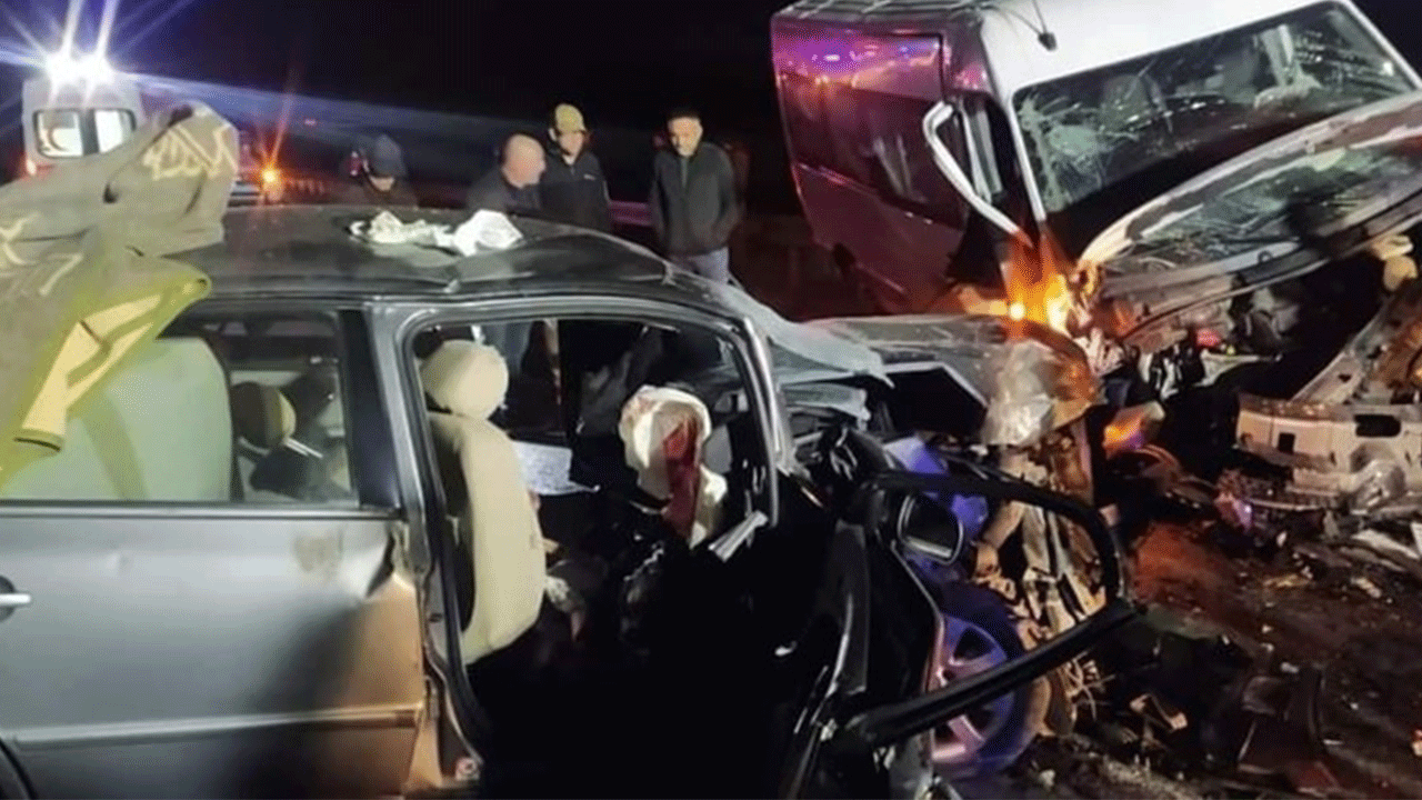 Yozgat'ta minibüs otomobille çarpıştı: Çok sayıda ölü ve yaralı var!