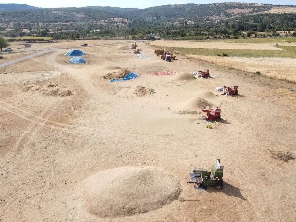 Yozgat'ta sıcak havada çiftçilerin hasat mesaisi sürüyor