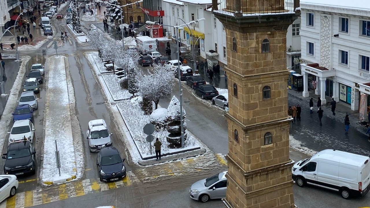 Yozgat’ta soğuk hava ve buzlanma nedeniyle eğitime 1 gün ara verildi