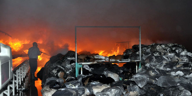 Tekstil fabrikası yandı