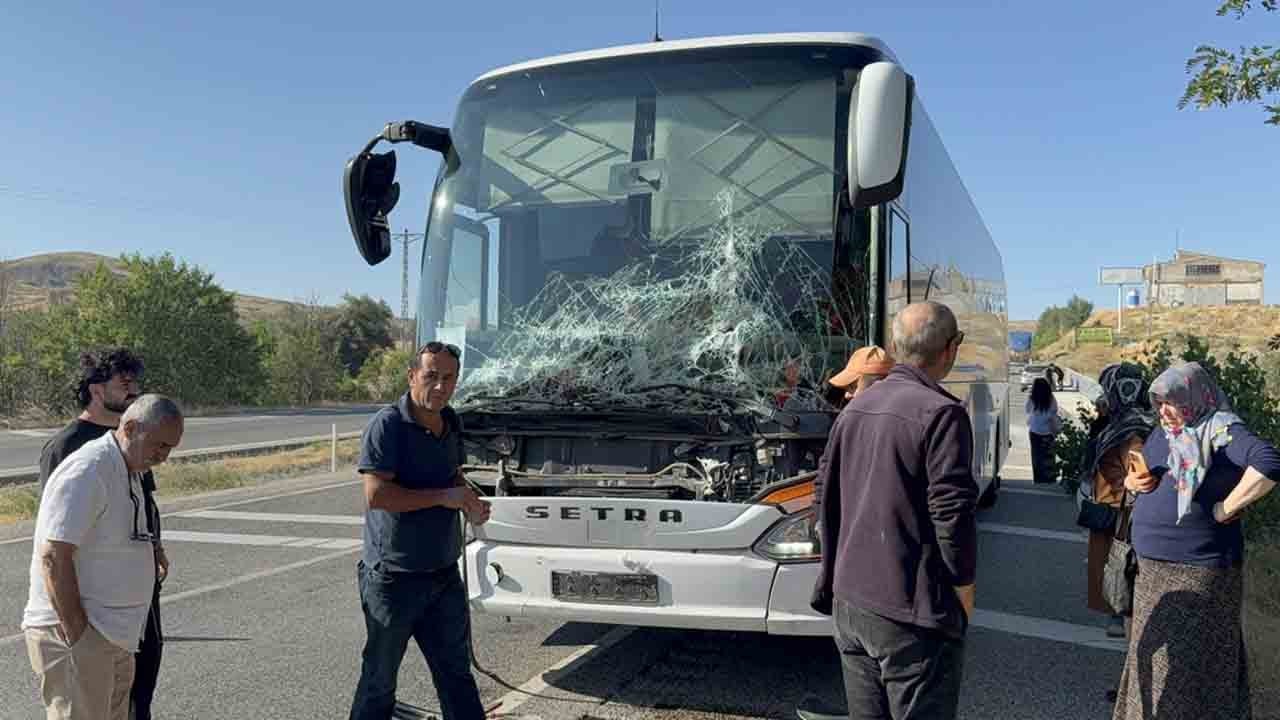 Yozgat'ta ucuz atlatılan kaza: Otobüs ile traktör çarpıştı!
