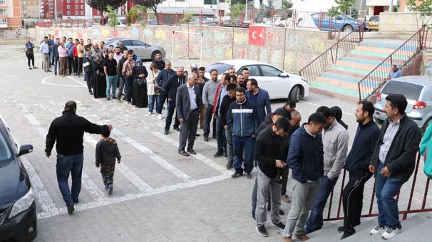 Yozgat'ta veliler kayıt için okul önünde sabahladı