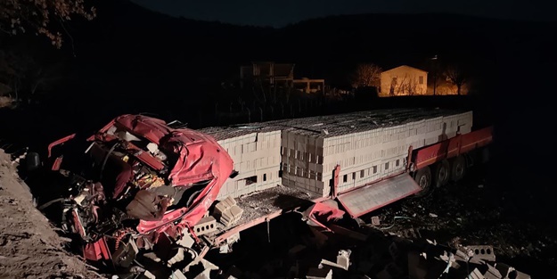 Yozgat'ta yoldan çıkan tırın yamaca çarpması sonucu şoför ve babası yaşamını yitirdi