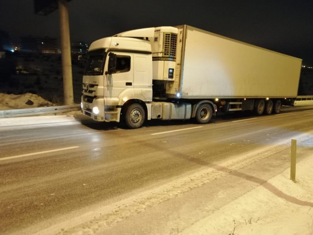 Yozgat’ta yollar buz pistine döndü, sürücüler zor anlar yaşadı 