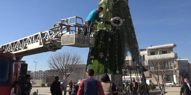YPG'nin diktiği Noel ağacını cayır cayır yaktılar