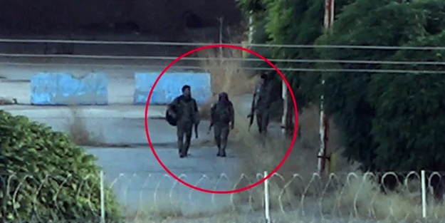 YPG/PKK'lı teröristler sınırda kanaslarla geziyor!