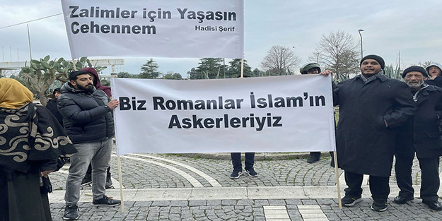 Yüce Kur'an'ı yakan İsveçliye Roman vatandaşlardan protesto!