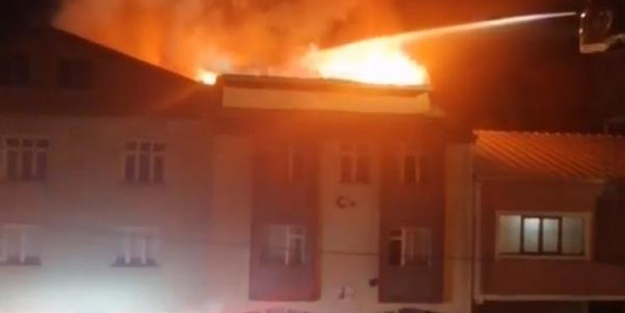 Yufka yaparken çatıyı yaktılar