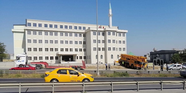 CHP'li belediye imam hatip okulu camisinin minaresini yıkıyor