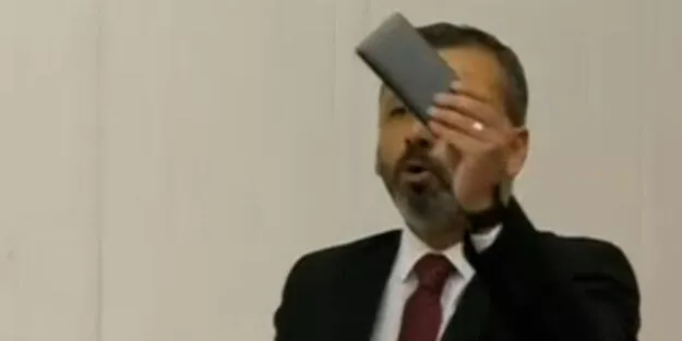 Yuh artık! Çekiçle şov yapan CHP'li kürsüye zarar vermiş