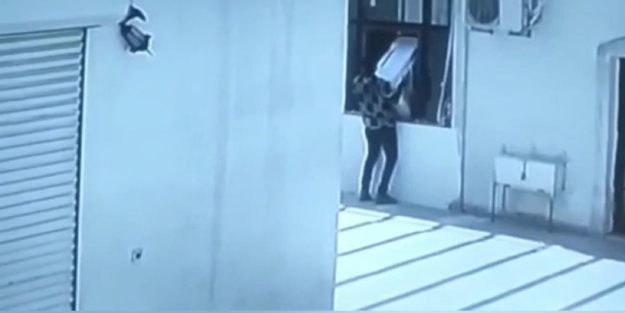 Yuh artık! Taziye evinde hırsızlık böyle görüntülendi