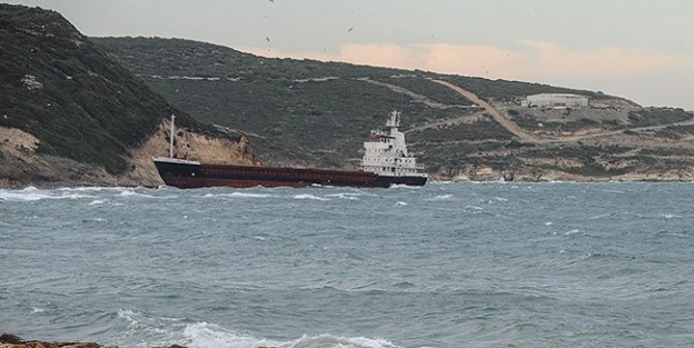 Yük gemisi Çanakkale'de karaya oturdu