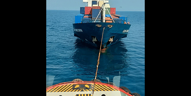 Yük gemisi İstanbul Boğazı girişinde arızalandı