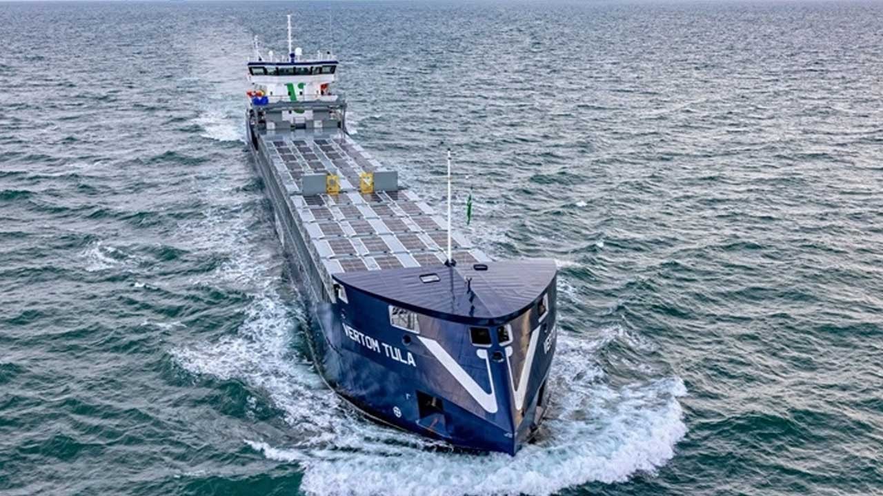 Yük gemisine güneş enerjisi santrali kurdular