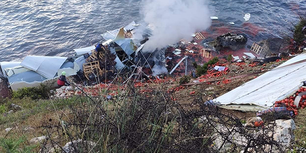 Yük taşıyan TIR denize uçtu