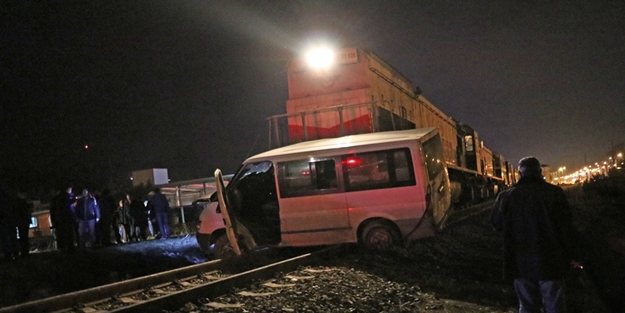 Yük treni minibüse çarptı: 5 yaralı!