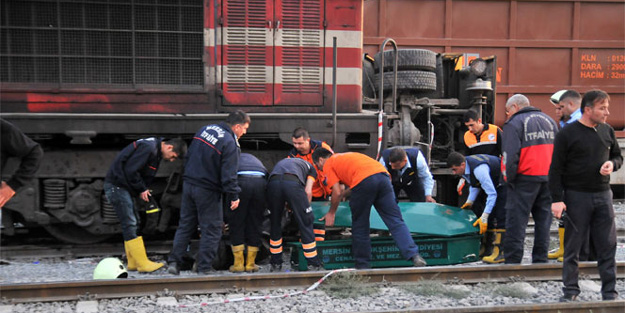 Yük treni iş makinesine çarptı: 1 ölü