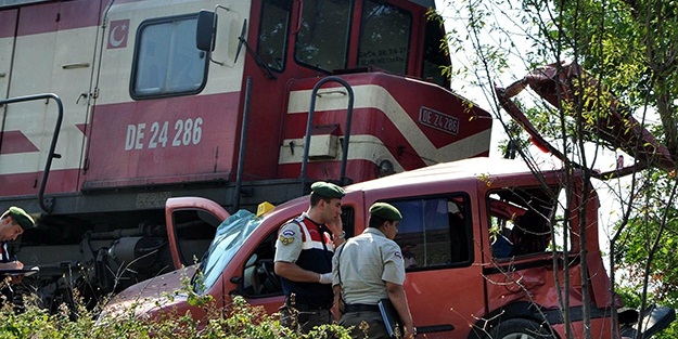Yük treni otomobile çarptı