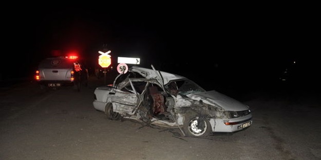 Yük treni otomobile çarptı