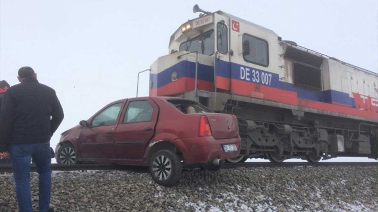 Yük treni otomobile çarptı