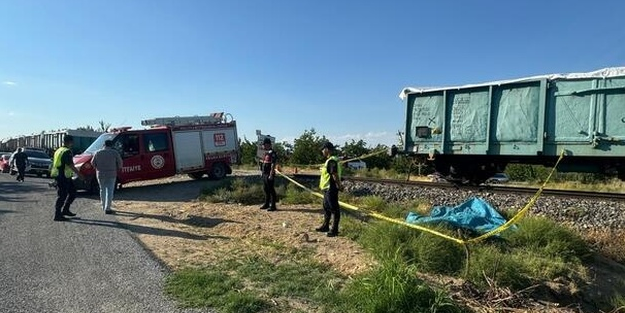 Yük treni tarım aracına çarptı, anne ve çocuğu öldü!