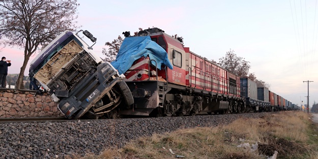Yük treni TIR'a çarptı: 5 yaralı