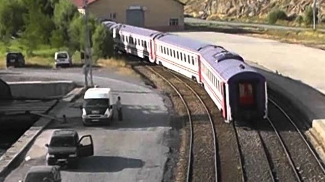 Yük trenine bombalı saldırı