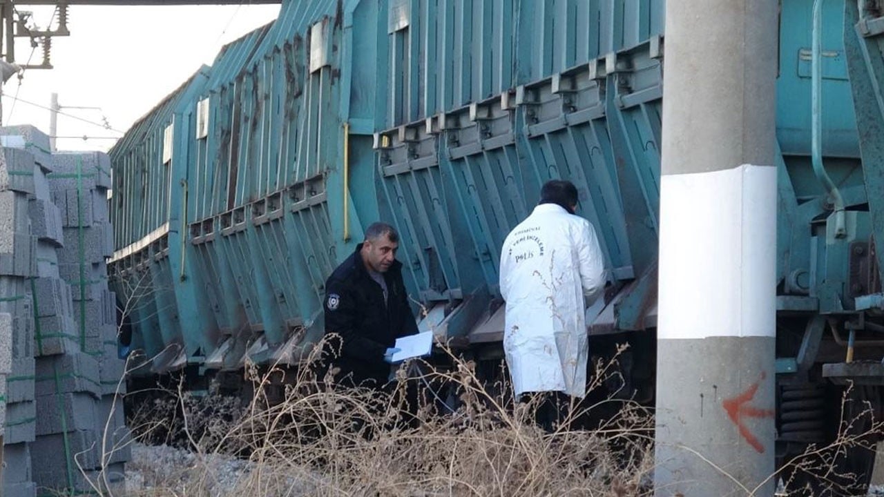 Yük treninin ezdiği çocuk öldü