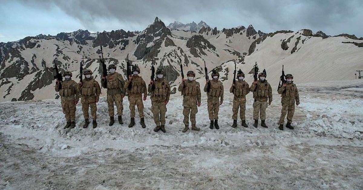 Yüksek dağlarda 1.5 metre kar ve -10’da vatan nöbeti