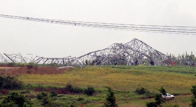 Yüksek gerilim hattı direği üzerindeki işçilerle devrildi