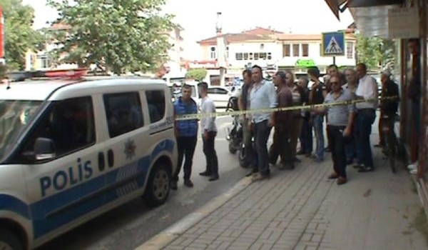 Yüksek sesle konuşan iki genci vurdu