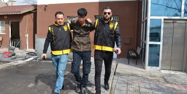 Yüksek sesle müzik dinlediği için arkadaşını öldüren Afgan yakalandı