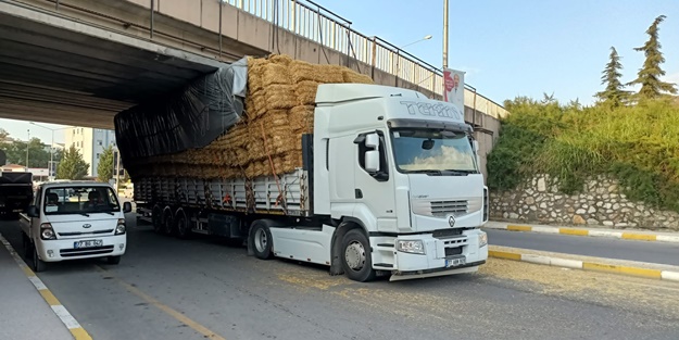 Yükseklik sınırına uymayan tır altgeçitte sıkıştı!