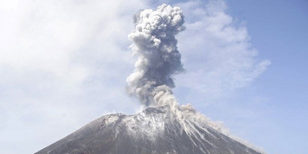 Yükseklikleri 500 metreye ulaştı! Asya ülkesinde yanardağ patladı
