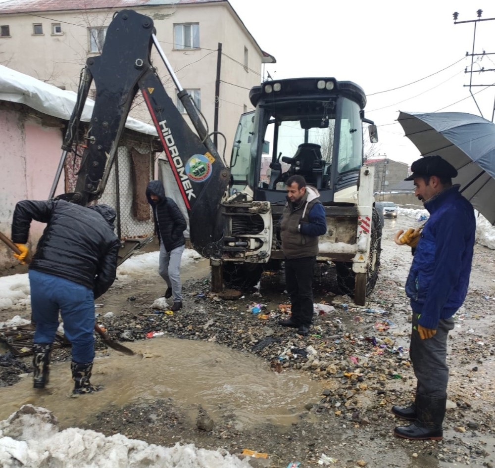Yüksekova Belediyesinden kanal açma çalışması 