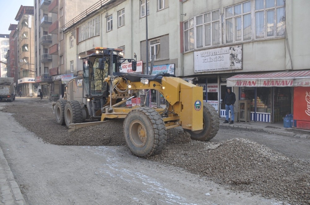 Yüksekova Belediyesi’nden stabilize yol çalışmaları devam ediyor 