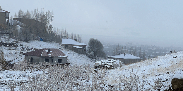 Yüksekova beyaza büründü
