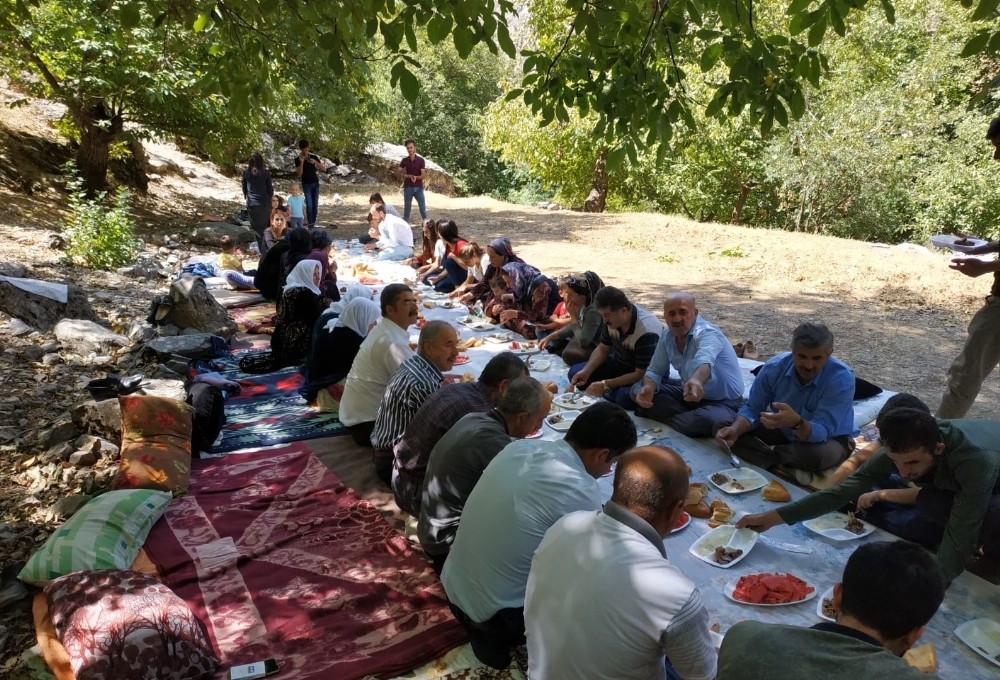 Yüksekova Dağlıca’da 400 kişilik piknik keyfi 