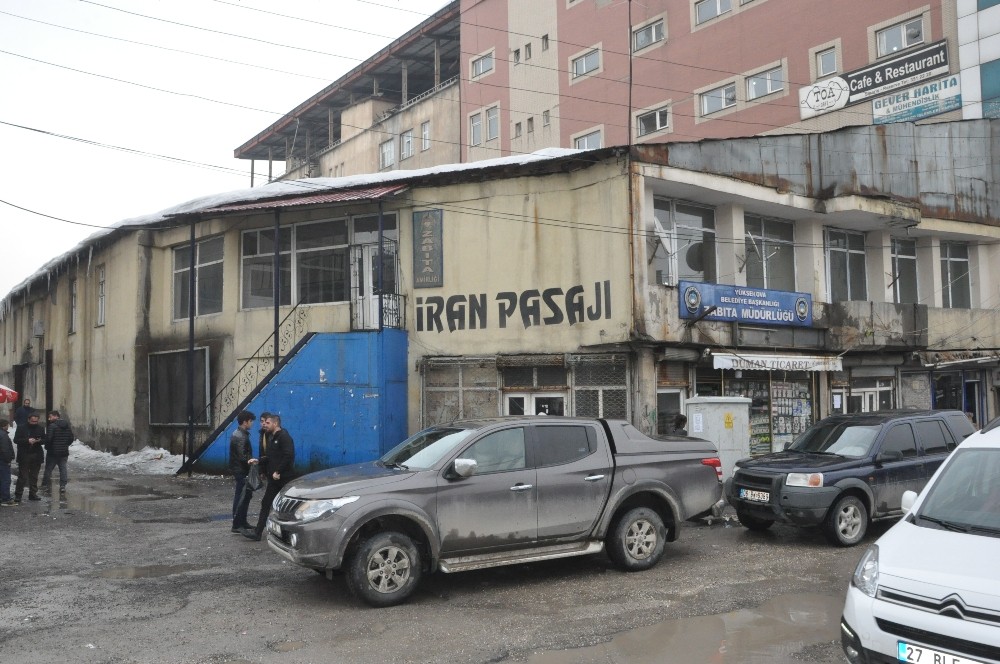 Yüksekova İran pasajı yıkılıyor 