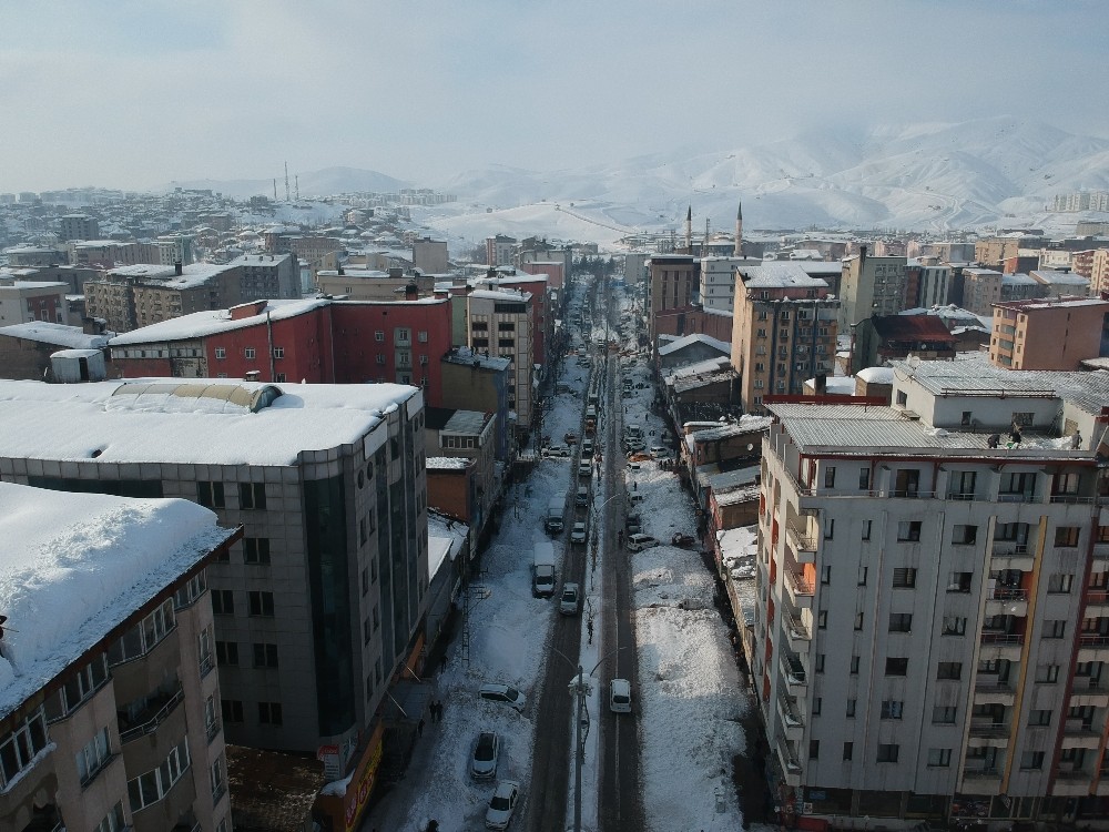 Yüksekova merkezinden 5 bin kamyon kar çıkarılıp dereye döküldü 
