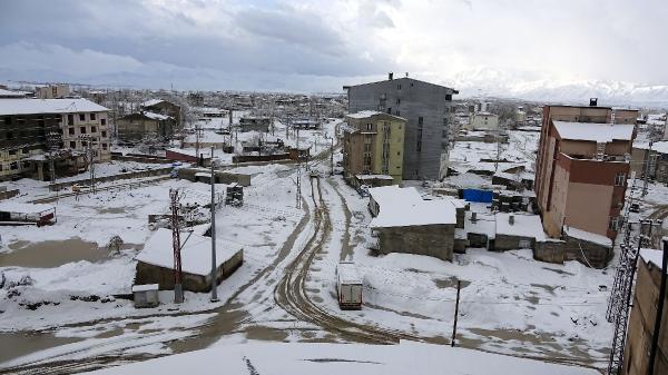 Yüksekova nisan ayında beyaza büründü