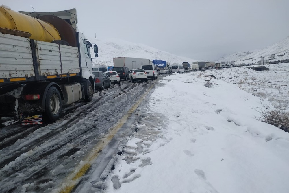 Yüksekova yolunda onlarca araç mahsur kaldı 