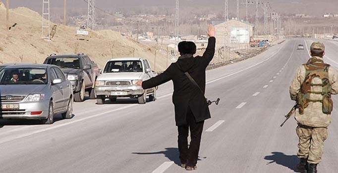 Yüksekova'da aranan terörist yol kontrolünde yakalandı