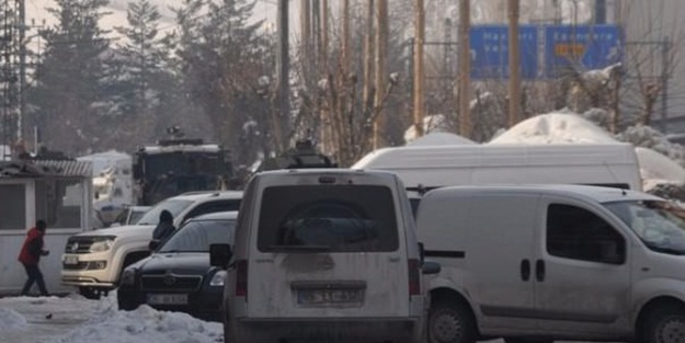 Yüksekova’da askeri araç konvoyuna saldırı