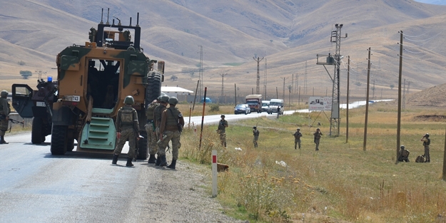 Yüksekova'da askeri araca hain saldırı!